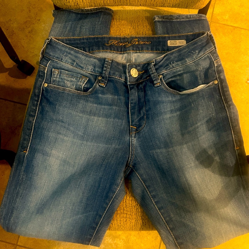 Woman’s MAVI size 25 jeans. Goood condition, low rise